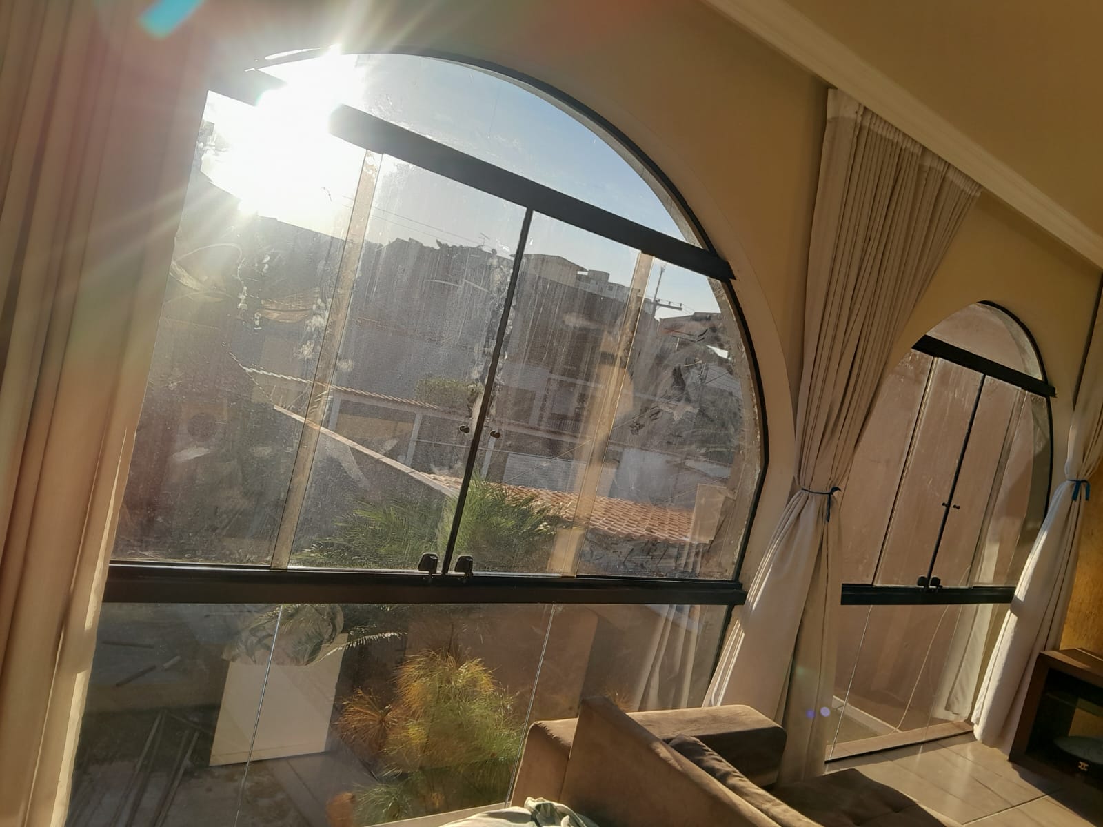 Janelas de vidro em um escritório moderno com vista para a cidade