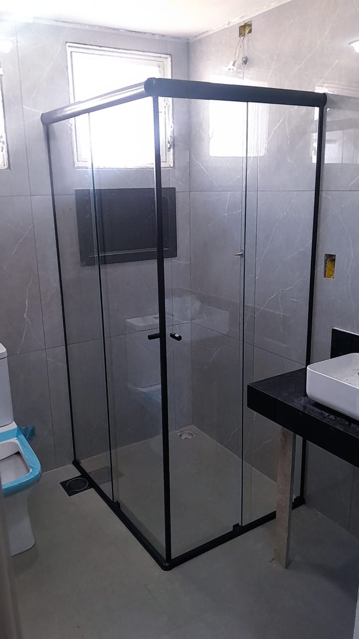 Janela de correr em vidro temperado com persiana integrada