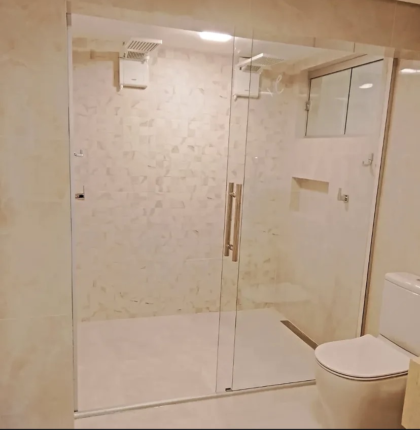 Box de vidro temperado para banheiro com acabamento em alumínio