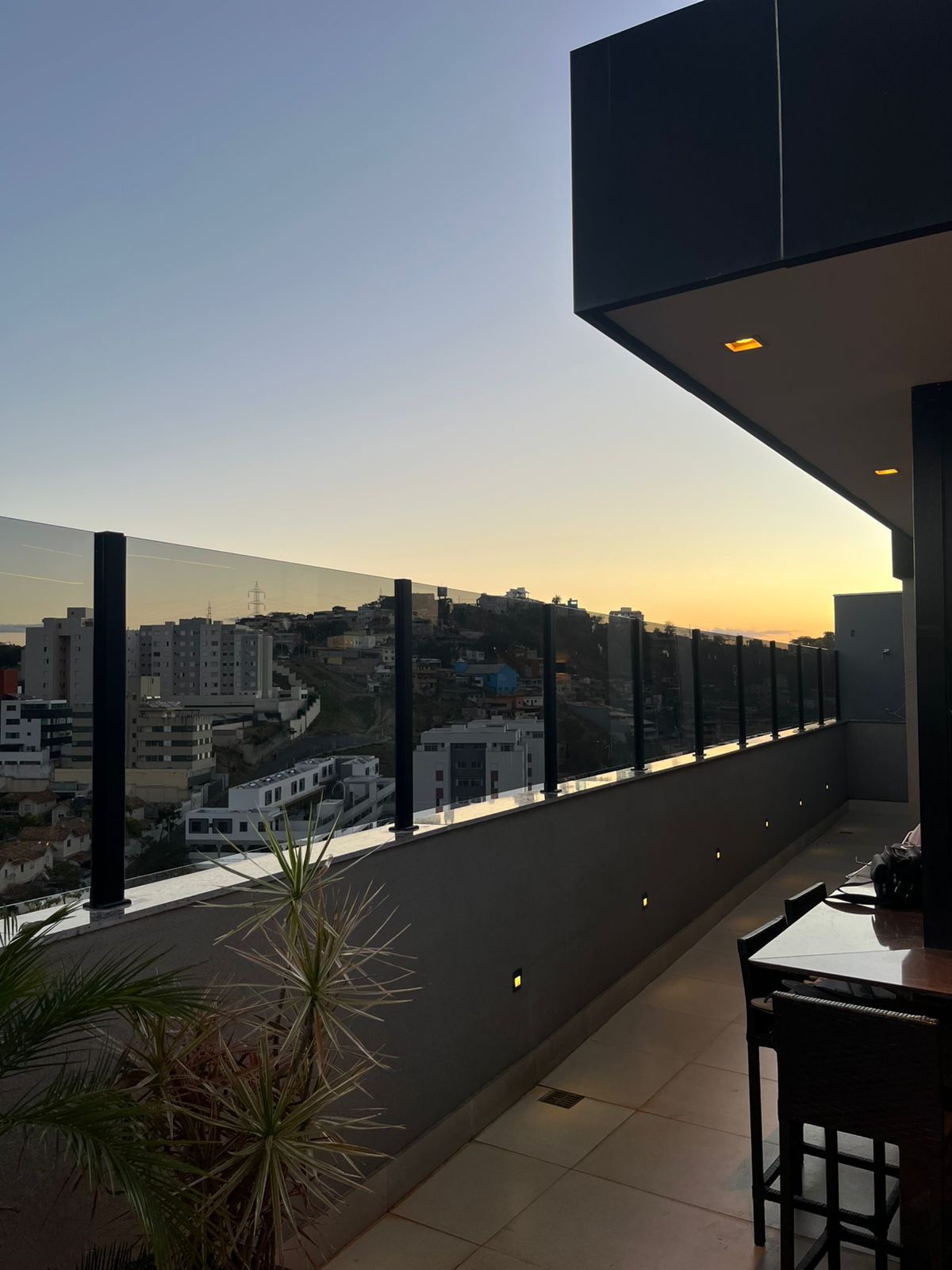 Espelhos decorativos em uma parede de sala de estar